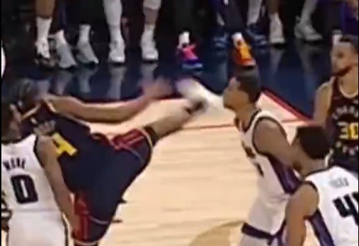 抬腳過高踢到了對(duì)手下巴！NBA官方：穆迪這一動(dòng)作被判1級(jí)惡犯